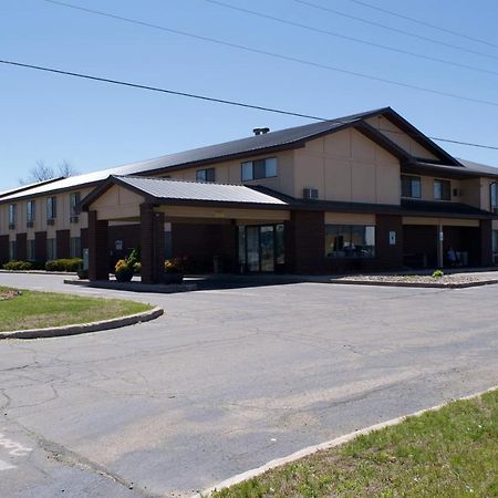 Amerivu Inn And Suites Shawano Wi エクステリア 写真