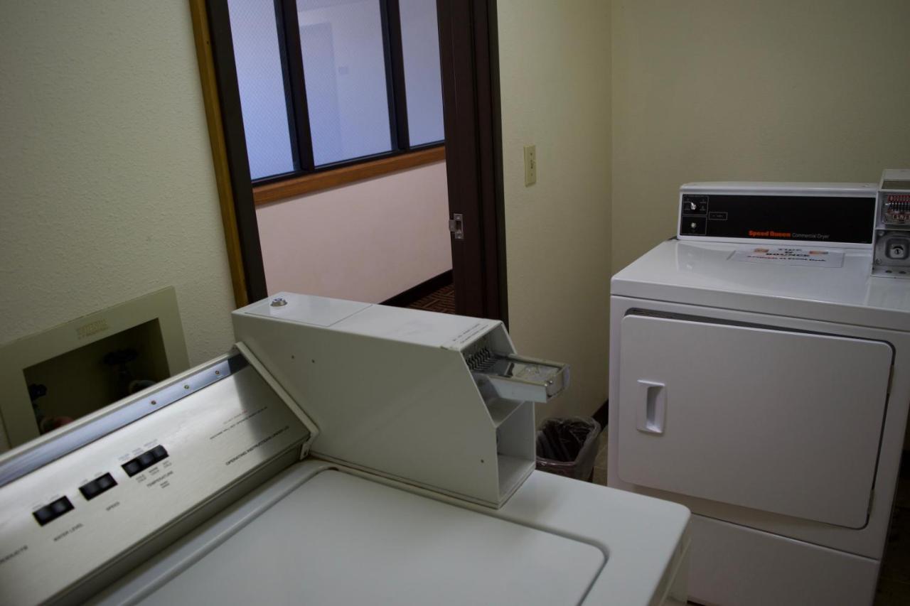 Amerivu Inn And Suites Shawano Wi エクステリア 写真