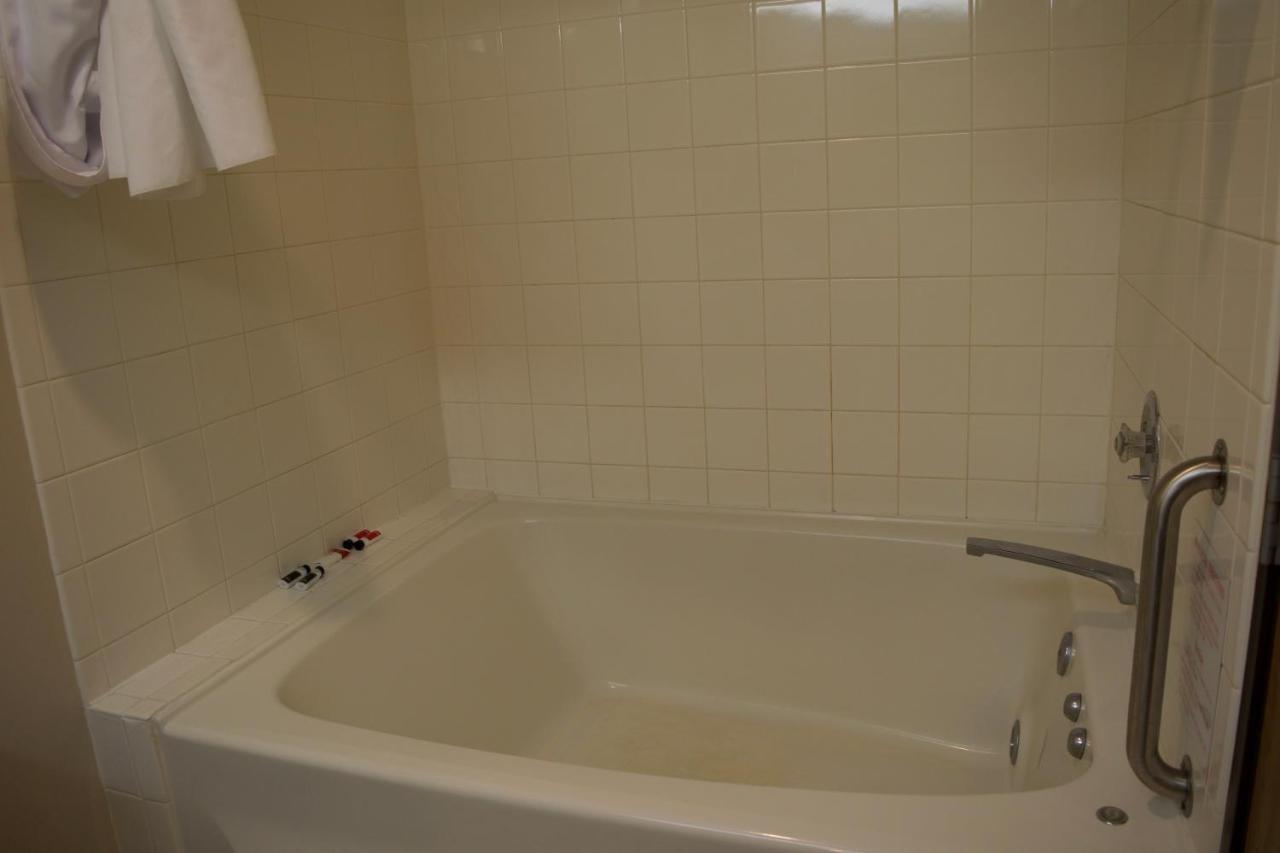 Amerivu Inn And Suites Shawano Wi エクステリア 写真