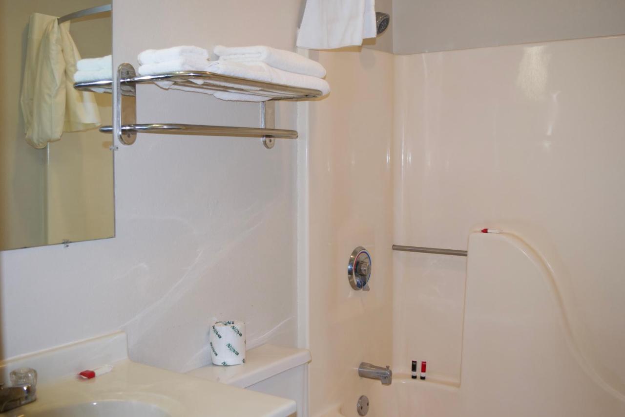 Amerivu Inn And Suites Shawano Wi エクステリア 写真