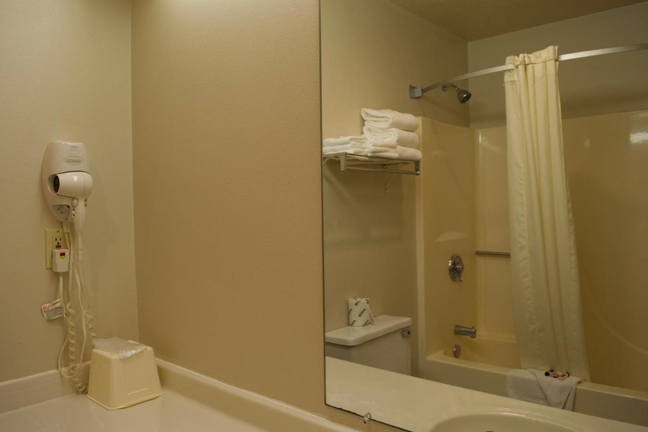 Amerivu Inn And Suites Shawano Wi エクステリア 写真