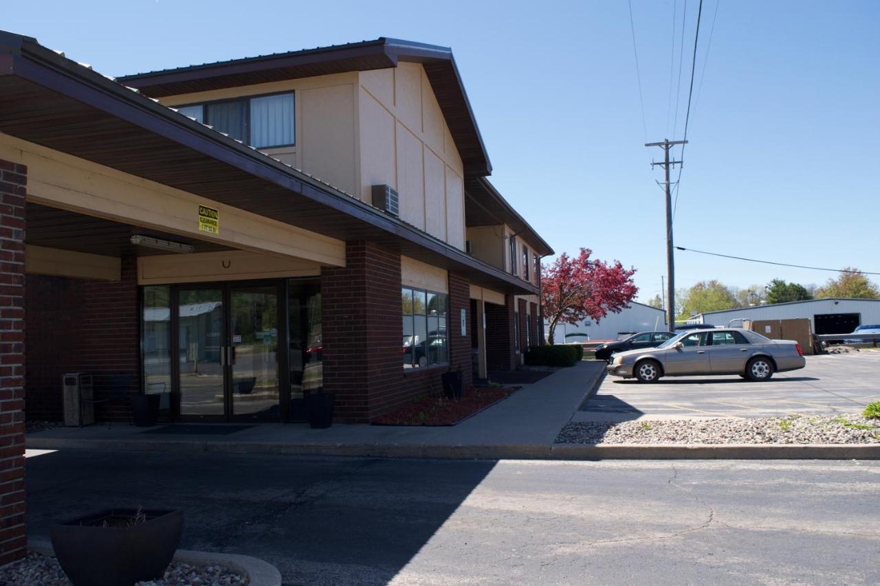 Amerivu Inn And Suites Shawano Wi エクステリア 写真