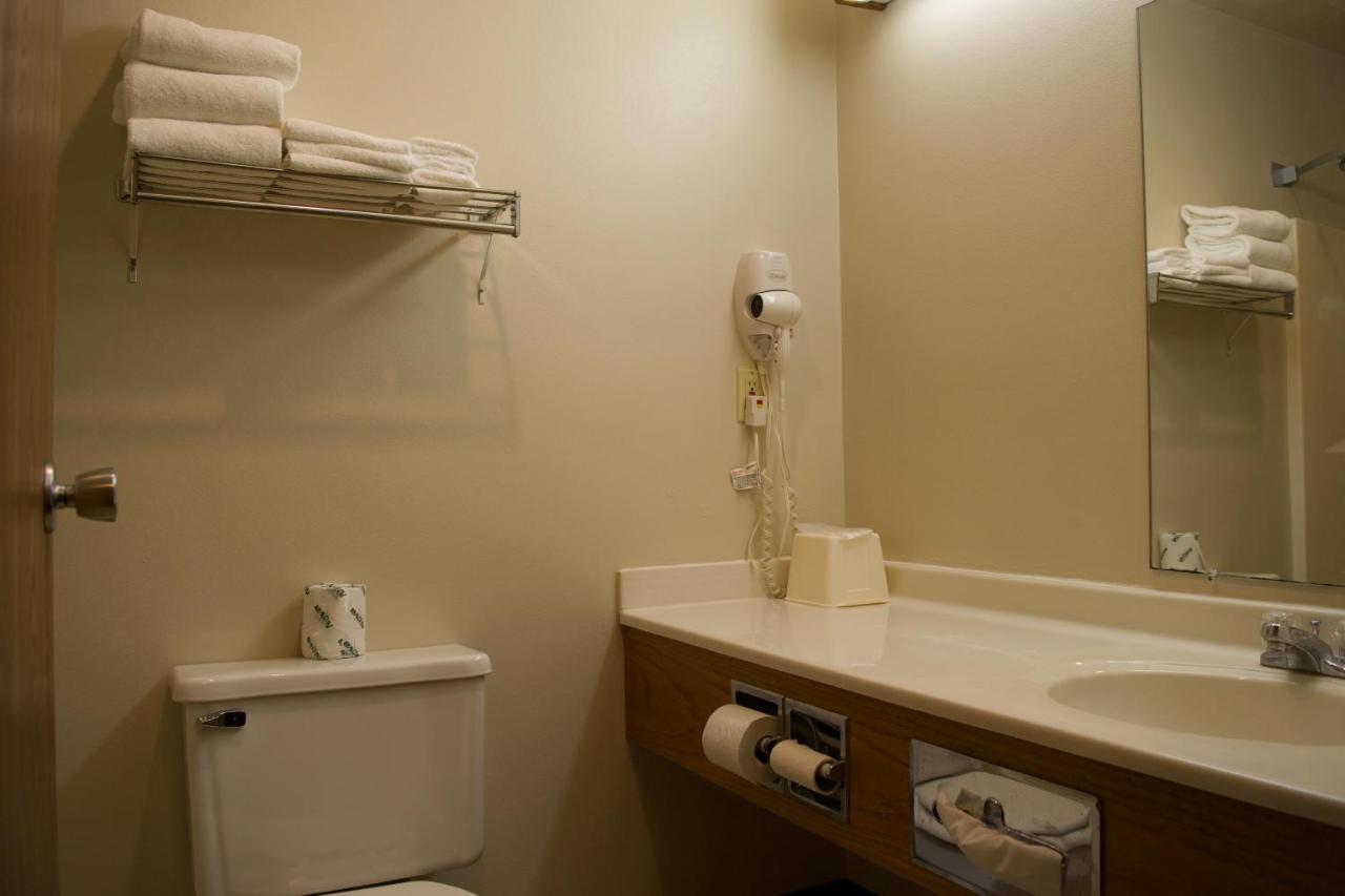 Amerivu Inn And Suites Shawano Wi エクステリア 写真