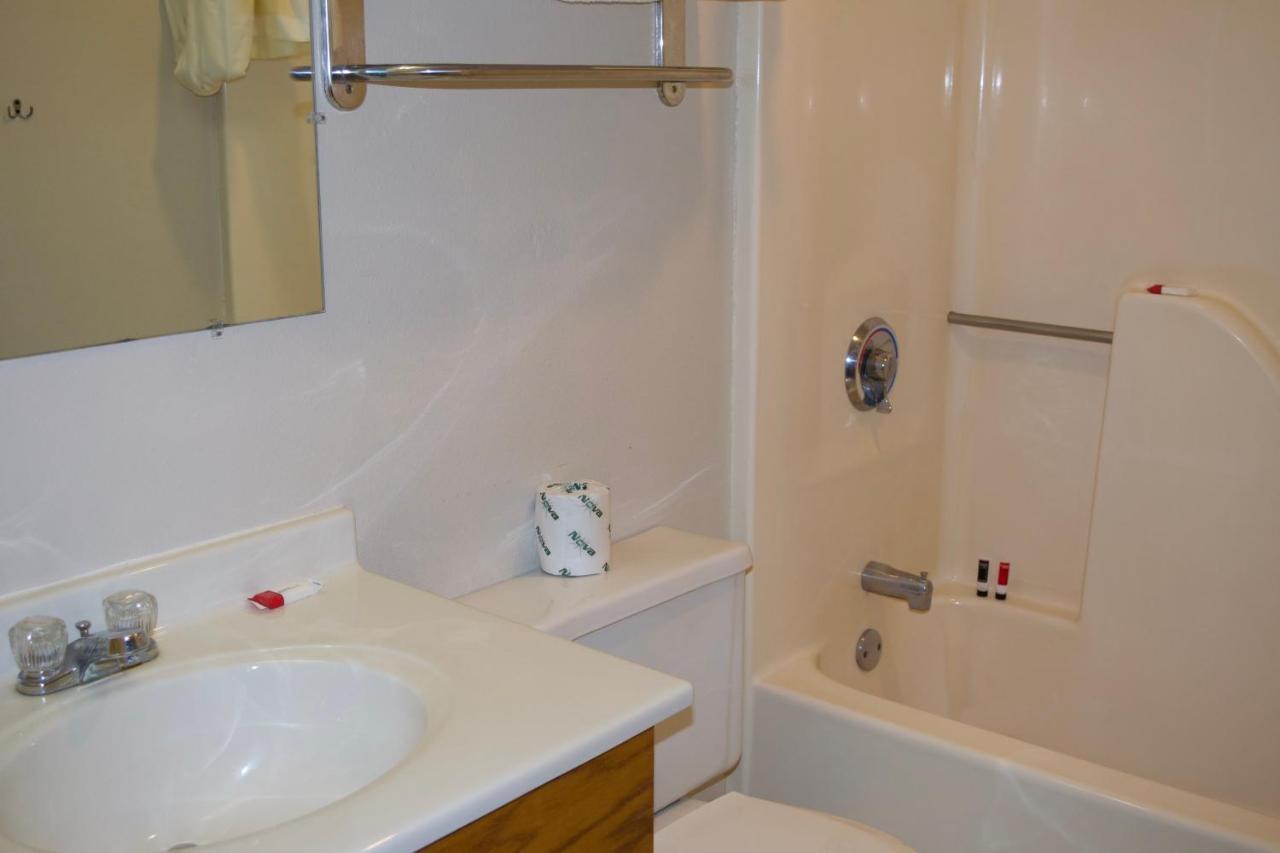 Amerivu Inn And Suites Shawano Wi エクステリア 写真