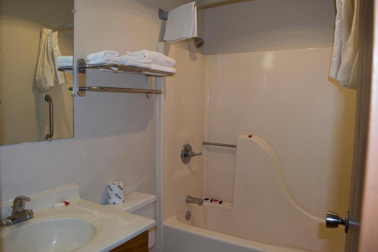 Amerivu Inn And Suites Shawano Wi エクステリア 写真