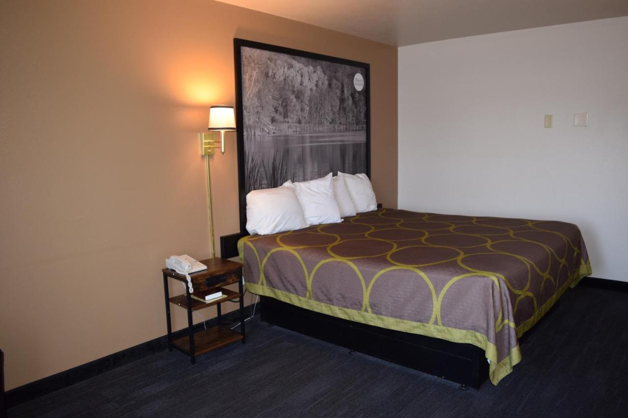 Amerivu Inn And Suites Shawano Wi エクステリア 写真