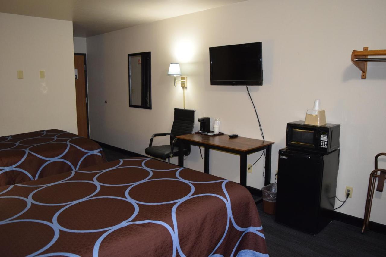 Amerivu Inn And Suites Shawano Wi エクステリア 写真