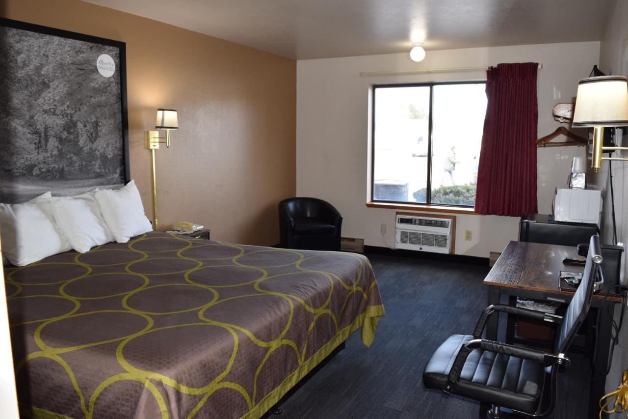 Amerivu Inn And Suites Shawano Wi エクステリア 写真