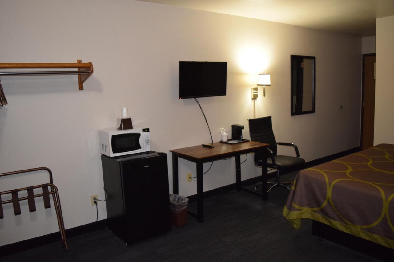 Amerivu Inn And Suites Shawano Wi エクステリア 写真