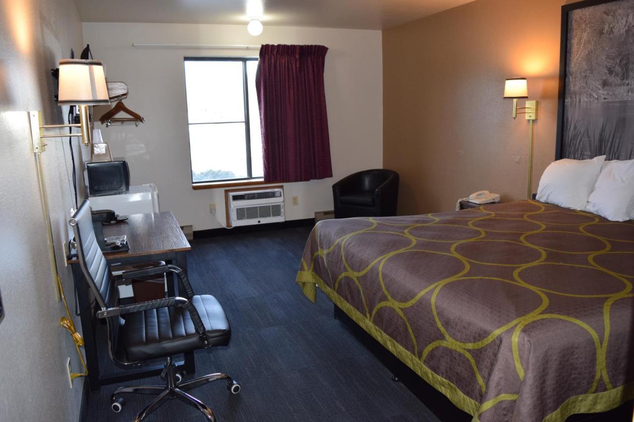Amerivu Inn And Suites Shawano Wi エクステリア 写真