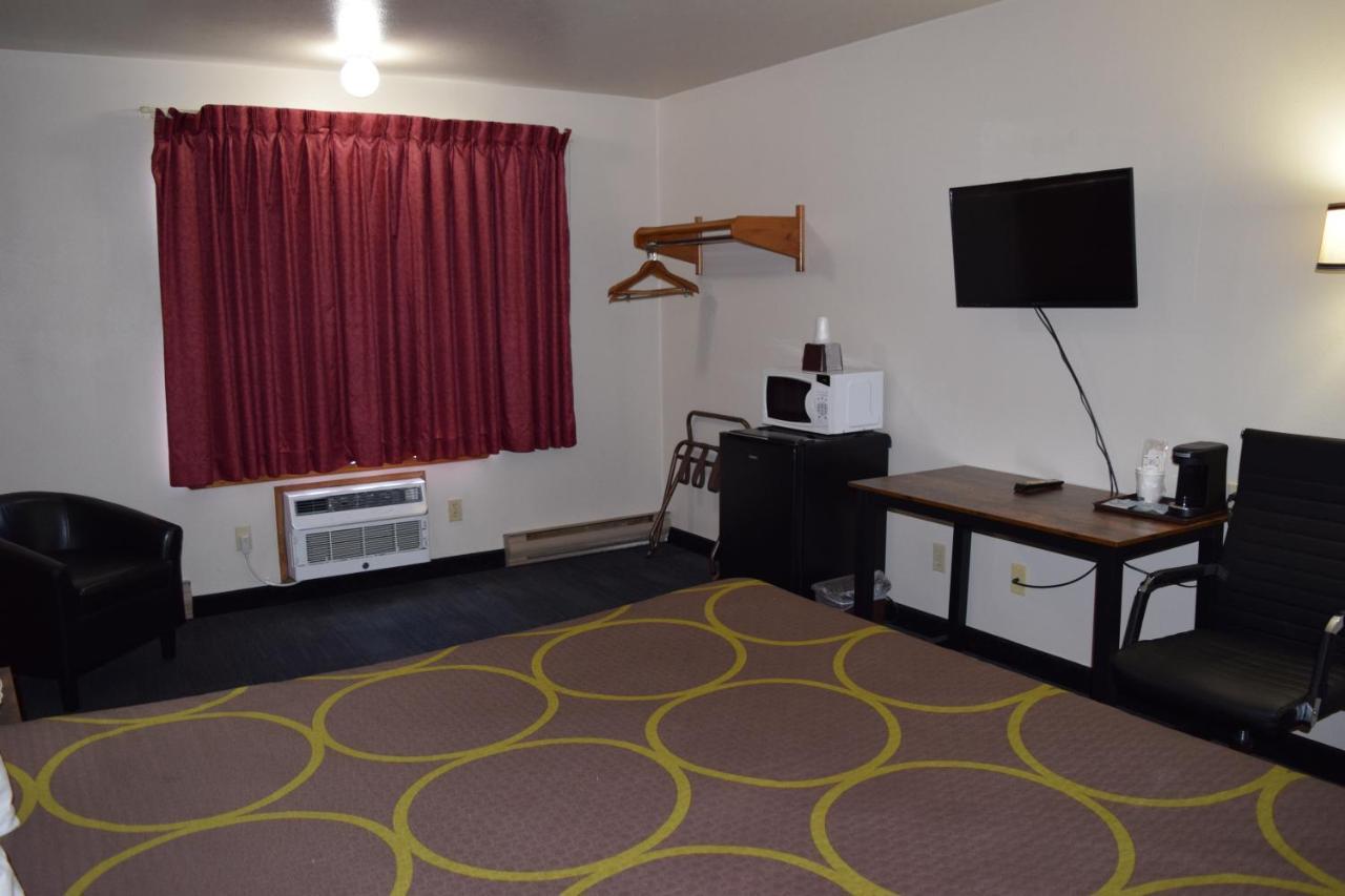 Amerivu Inn And Suites Shawano Wi エクステリア 写真